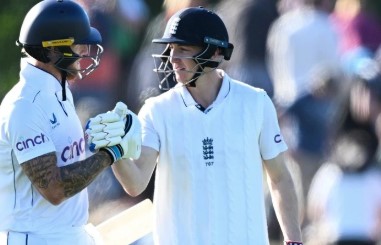 England put New Zealand under pressure, took a lead of two wickets