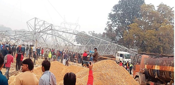 High tension line accident: Five workers injured due to tower collapse in Prayagraj .