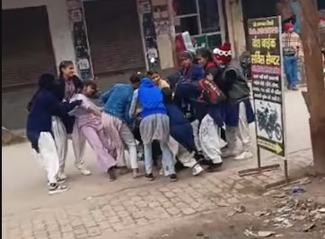 Girls clashed openly on the road, video of the fight in Baghpat went viral.