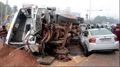 Accident on Tharad National Highway, sand-laden dumper fell on labourers, 4 dead.